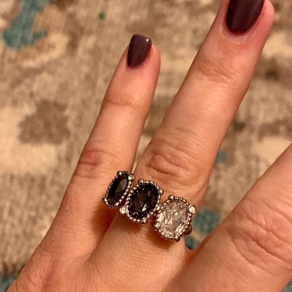 Swarovski SET: Three Stone Ring And Earrings Set - Picture 3 of 4